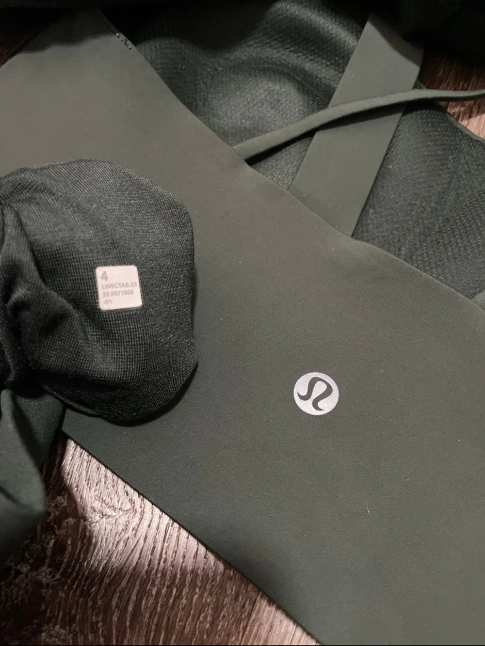 Like New Lululemon Matching Rainforest Green Set. Size Top 6/Bottom 4